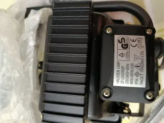 Proyector con protección metálica