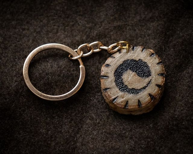Llavero Ahroun madera artesanal