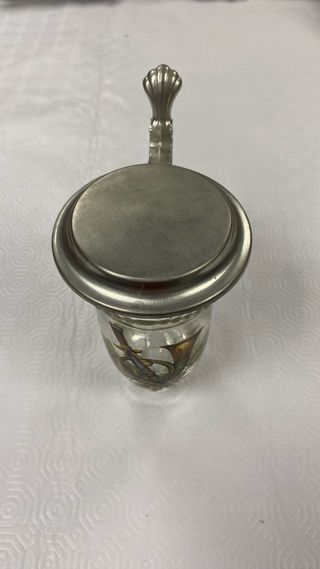 Jarra de cerveza de cristal y peltre