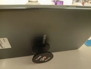 Supporto cellulare ancora sigillato.