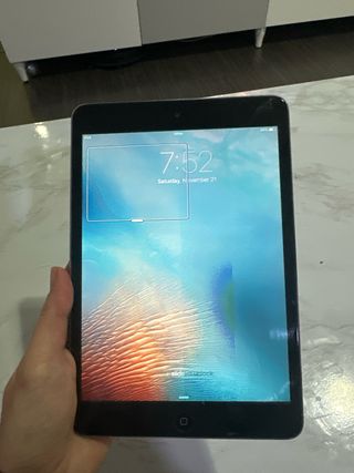 iPad mini azul pantalla rota