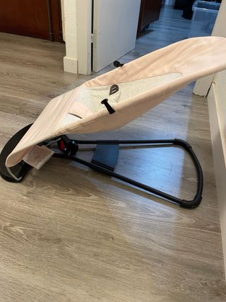Hamaca BabyBjörn rosa palo.