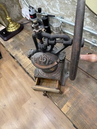 Molinillo de café antiguo de hierro fundido