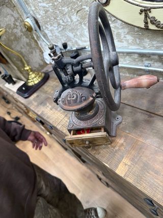 Molinillo de café antiguo de hierro fundido