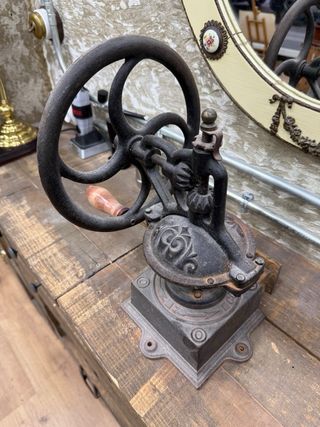 Molinillo de café antiguo de hierro fundido