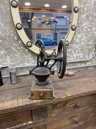 Molinillo de café antiguo de hierro fundido