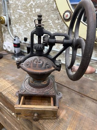 Molinillo de café antiguo de hierro fundido