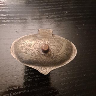 Tabaquera antigua latón repujado S. XIX