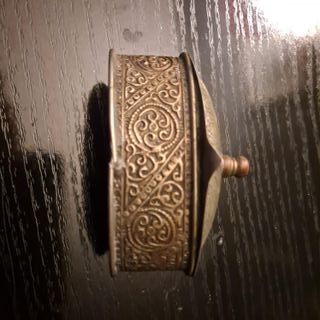 Tabaquera antigua latón repujado S. XIX