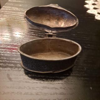 Tabaquera antigua latón repujado S. XIX