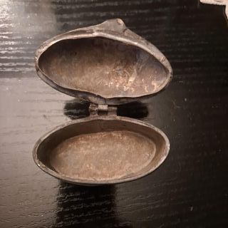 Tabaquera antigua latón repujado S. XIX