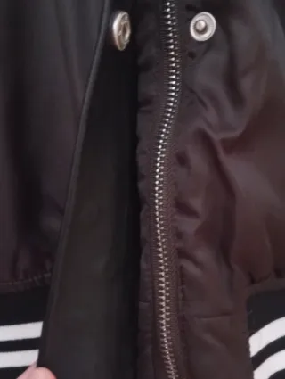 Cazadora bomber  con tachuelas