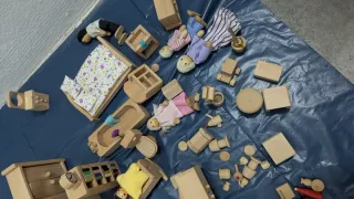 Casita de muñecas de madera