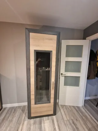 Vitrina de madera y cristal.