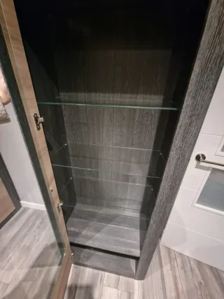 Vitrina de madera y cristal.