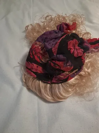 Gorro disfraz mujer rubia rizado