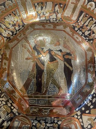 Plato egipcio antiguo de cobre.