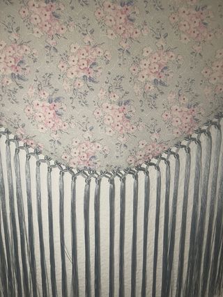 Mantoncillo niña flores gris y rosa