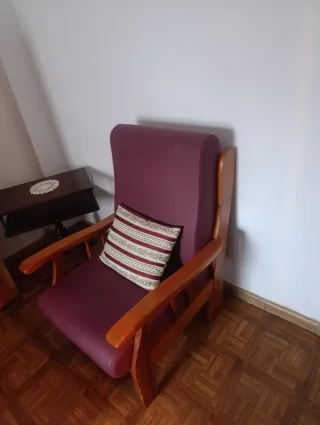 Sillón de madera y tela morado y son dos