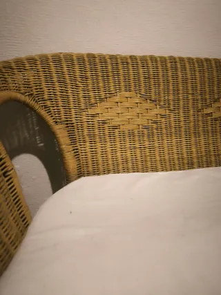 Banco de mimbre con colchoneta