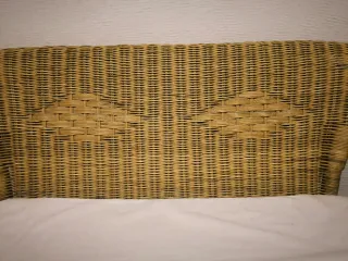 Banco de mimbre con colchoneta