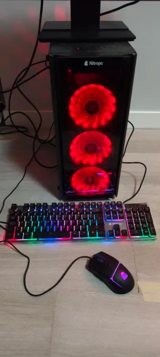 PC Gaming con luces LED con teclado y ratón.