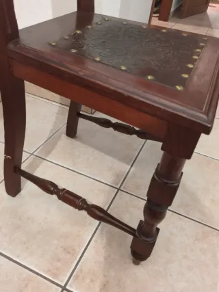 Sillas de madera con cuero repujado