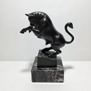 Scultura bronzo toro rampante in piedi base marmo