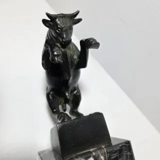 Scultura bronzo toro rampante in piedi base marmo
