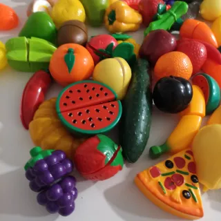 Set muy completo de frutas y verduras de juguete.