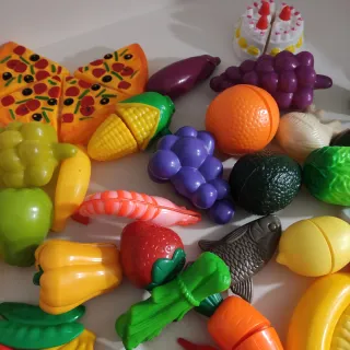 Set muy completo de frutas y verduras de juguete.