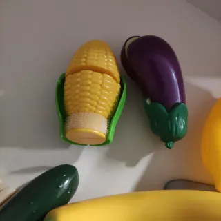 Set muy completo de frutas y verduras de juguete.