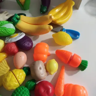 Set muy completo de frutas y verduras de juguete.