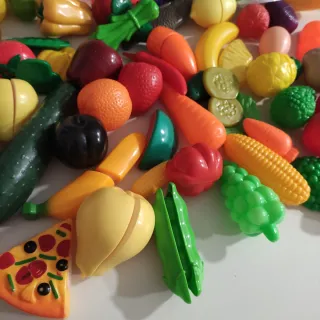 Set muy completo de frutas y verduras de juguete.