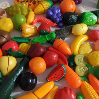 Set muy completo de frutas y verduras de juguete.