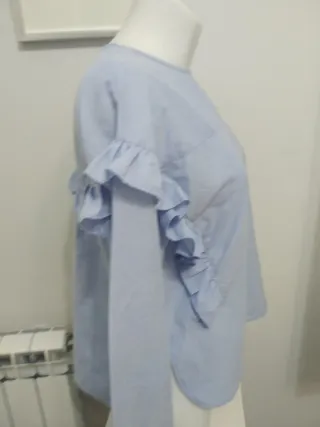 Blusa azul con volantes talla 40