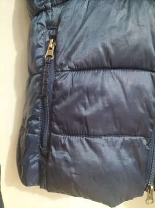 Cazadora azul y dorada con capucha