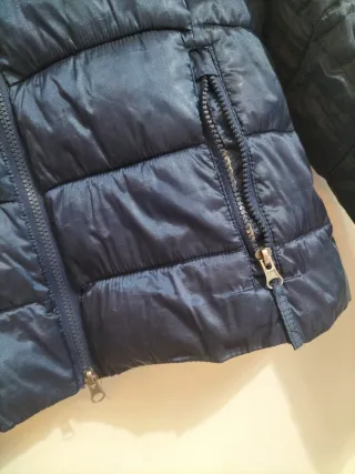 Cazadora azul y dorada con capucha