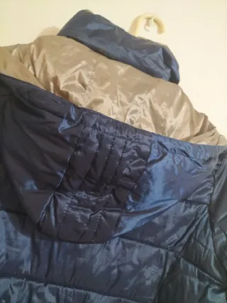 Cazadora azul y dorada con capucha