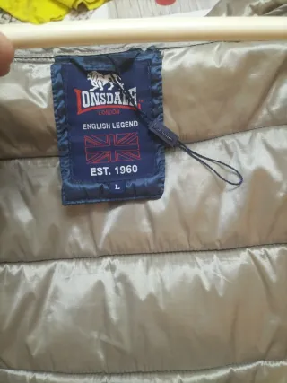 Cazadora azul y dorada con capucha