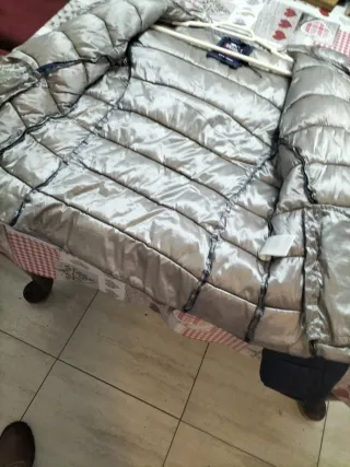 Cazadora azul y dorada con capucha