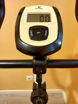 Bicicleta Estática Blanca y Negra