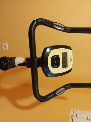 Bicicleta Estática Blanca y Negra