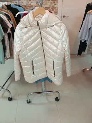 Chaqueta acolchada blanca con capucha