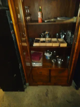 Vitrina de madera y cristal