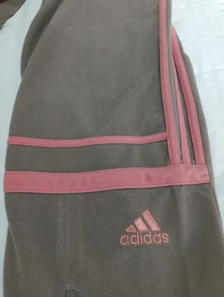 Pantalones Adidas grises y rosas