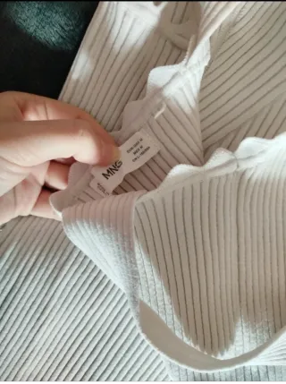 Camiseta de tirantes blanca con rosa en el medio