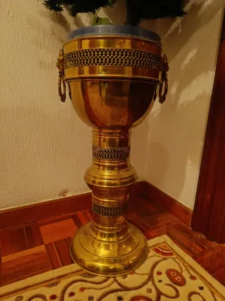 Macetero de metal dorado con león