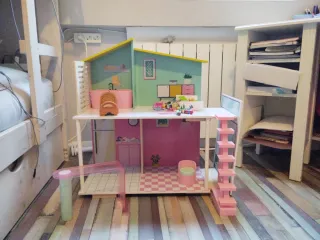 Casa de muñecas de madera