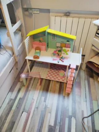 Casa de muñecas de madera